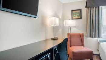 Econo Lodge Inn & Suites