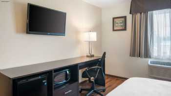 Econo Lodge Inn & Suites