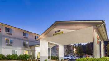 Super 8 by Wyndham Roseburg