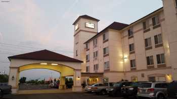 Brookside Inn & Suites White City