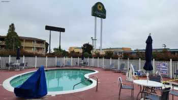 La Quinta Inn & Suites by Wyndham Oakland Airport Coliseum