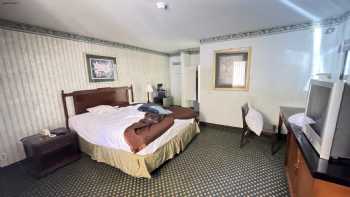 Caravelle Inn & Suites