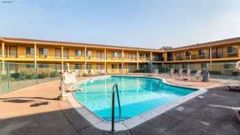 Quality Inn & Suites near Downtown Bakersfield