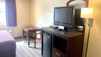 Econo Lodge Inn & Suites