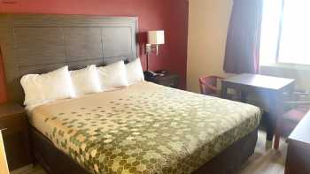 Econo Lodge Inn & Suites