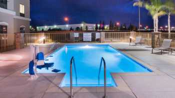 Holiday Inn Express & Suites Bakersfield Airport, an IHG Hotel