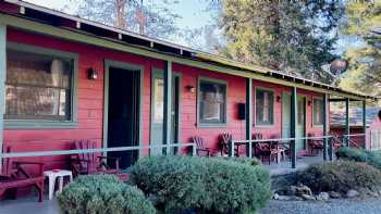 Red Hill Motel-Cabins