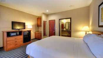 Holiday Inn Express & Suites Manteca City Center, an IHG Hotel