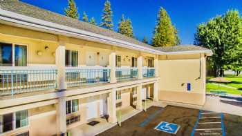 Shasta Pines Motel & Suites