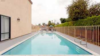 Howard Johnson by Wyndham Pico Rivera Hotel & Suites