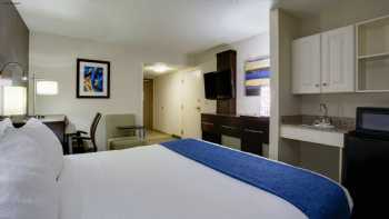 Holiday Inn Express & Suites Meadowlands Area, an IHG Hotel