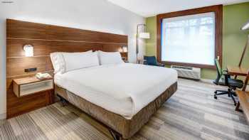 Holiday Inn Express & Suites Woodbridge, an IHG Hotel