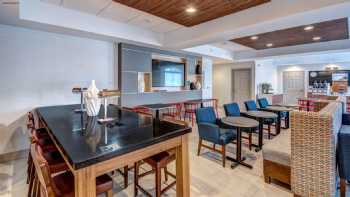 Holiday Inn Express & Suites Woodbridge, an IHG Hotel