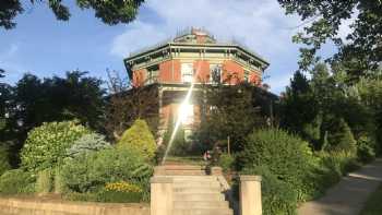 Octagon House Retreat Bed and Breakfast