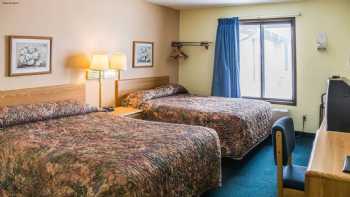 Norwood Inn & Suites Roseville