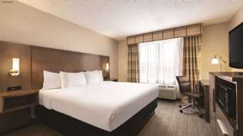 Country Inn & Suites by Radisson, Forest Lake, MN