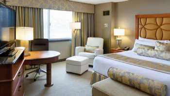 Crowne Plaza Minneapolis West, an IHG Hotel