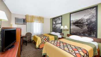 Super 8 by Wyndham Fairmont