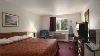 Super 8 by Wyndham Johnstown