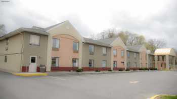 Howard Johnson by Wyndham Allentown Dorney Hotel & Suites