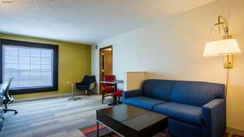 Holiday Inn Express & Suites Reading Airport, an IHG Hotel