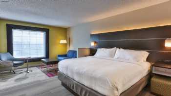 Holiday Inn Express & Suites Reading Airport, an IHG Hotel