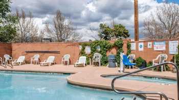 Econo Lodge Inn & Suites