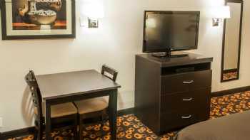 Econo Lodge Inn & Suites