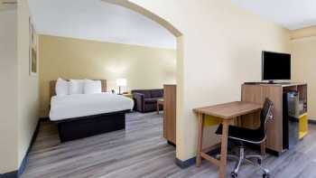 Days Inn & Suites by Wyndham Clovis